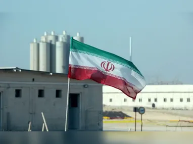 Vista dos destroços de delegacia atingida por ataque aéreo da ofensiva conjunta dos EUA com Israel em Teerã, capital do Irã, nesta segunda-feira, 2