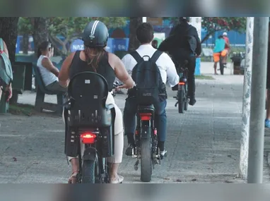 Foram apreendidas diversas placas virgens usadas para a adulteração