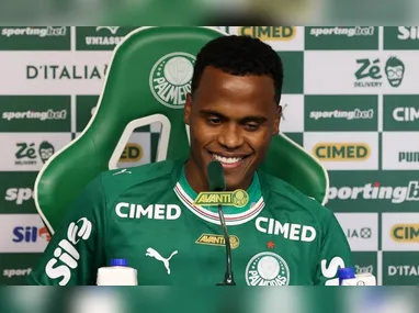 Imagem ilustrativa da imagem Jhon Arias é apresentado e chega animado ao Palmeiras