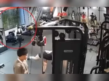 Carlos deu dois socos no rosto de Kauan, que caiu e desmaiou por alguns segundos na via pública.