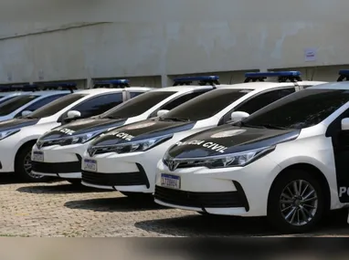 Mulher visita túmulo de familiar em cemitério de São Paulo