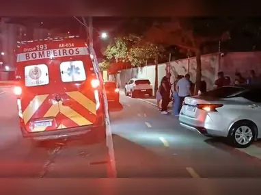 Imagem ilustrativa da imagem Jovens ficam feridos após bike elétrica bater na lateral de carro na Serra