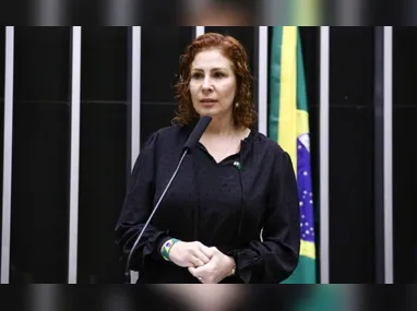 Nikolas colocou uma peruca loira para discursar na tribuna da Câmara