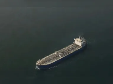 Homem observa os destroços de um prédio atingido no local de um ataque aéreo israelense ocorrido na última quarta- feira, 8, em Beirute, no Líbano, nesta sexta-feira, 10 de abril de 2026