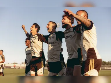 Jogadores do Atlético-MG comemoram gol de Bernard