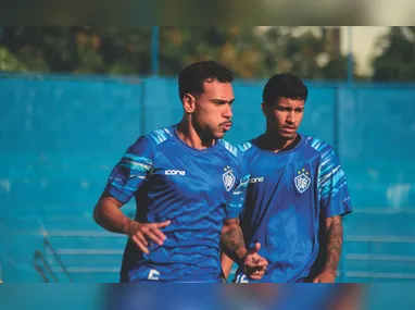 Vinícius, atacante do Vitória, é marcado de perto por Lucas Dedé, zagueiro do Forte. Times empataram em 1 a 1 pela partida de ida das quartas de final