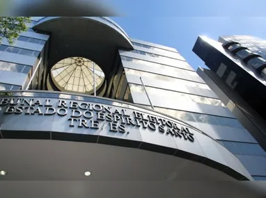 Momento do acidente na avenida Dante Michelini, em Jardim Camburi