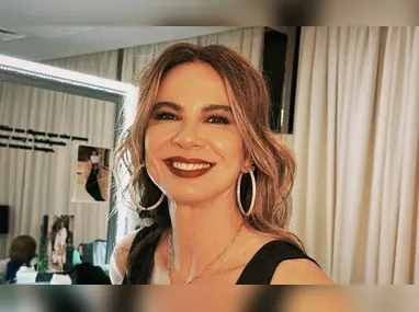 Melody e a irmã precisaram descer do carro e caminhar na água, que batia na altura dos joelhos