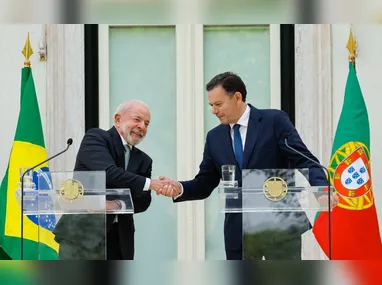 O petroleiro Shenlong Suezmax, com bandeira da Libéria, carregado com petróleo bruto da Arábia Saudita, que chegou após atravessar o Estreito de Ormuz, é visto no Porto de Mumbai, em Mumbai, na Índia