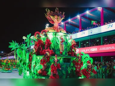 Fabrícia Vieira, rainha de bateria da Andaraí, se prepara para o desfile