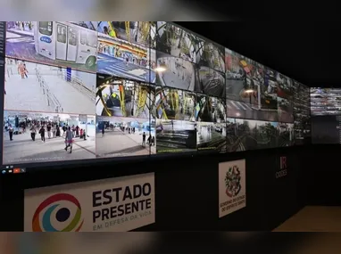 Com os suspeitos, foram apreendidas duas pistolas, 25 munições de calibre 9mm, 17 munições de calibre .40, quatro estojos, 32 pinos de cocaína e quatro pedras de crack.