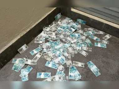 Mulher visita túmulo de familiar em cemitério de São Paulo