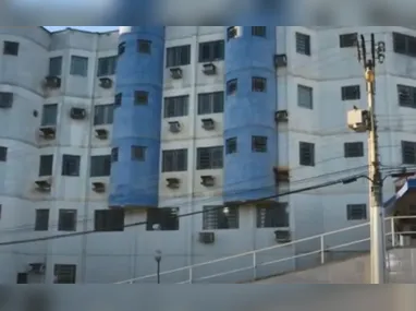 Militares tentaram combater o fogo, que estava na cozinha, com uma mangueira do quintal da casa