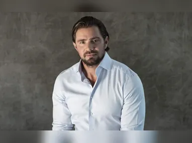 Mulher é atingida por um dos homens que estavam em uma moto