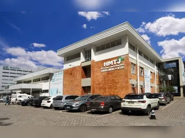 Barra com as anilhas caiu sobre as pernas da jovem