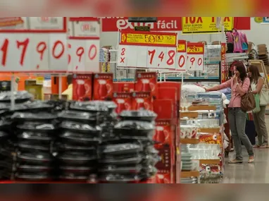 Imagem ilustrativa de pessoa segurando um cigarro