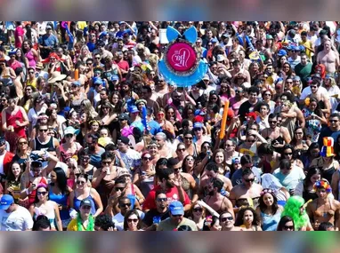 Tumulto foi registrado durante bloco de rua com participação do DJ Calvin Harris