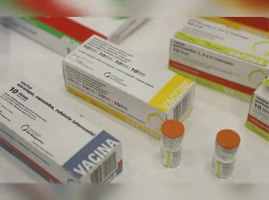 Jovem aplica caneta para emagrecer: agonorexia tem sido associada ao uso  do medicamento,  pois  ele reduz a vontade de comer e dá saciedade