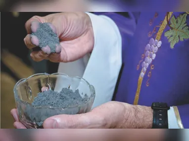 A partir da própria experiência, Chan discute a distância entre compreender o amor divino de forma teológica e vivenciá-lo no cotidiano.