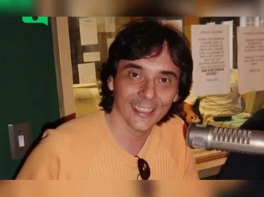 Wagner Moura posa na sala de imprensa com o prêmio de melhor ator em filme dramático por "O Agente Secreto" durante a 83ª edição do Globo de Ouro