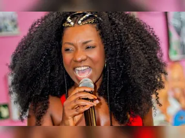 Fãs se emocionam com homenagem de Diogo Nogueira a Paolla Oliveira