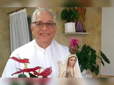 Jovem em jogos na internet