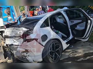 Imagem ilustrativa da imagem Motorista fica preso às ferragens após acidente com dois caminhões na BR-101 no ES