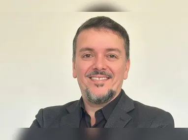 Leonardo Roza Tonetto é advogado e professor universitário