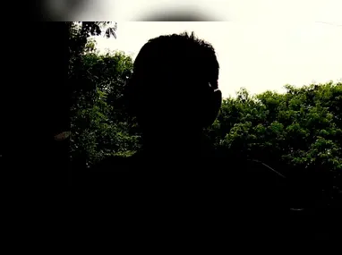 O homem estava com a pedra na mão antes de atacar a vítima pelas costas