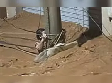 Imagem ilustrativa da imagem Mulher passa 3h agarrada a poste durante enxurrada em MG: ‘Via coisas passando'