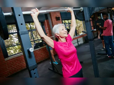 Médico mostra modelo de rim