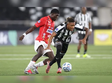 Jogadores do Rio Branco comemoram gol de empate