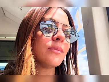 Wagner Moura posa na sala de imprensa com o prêmio de melhor ator em filme dramático por "O Agente Secreto" durante a 83ª edição do Globo de Ouro