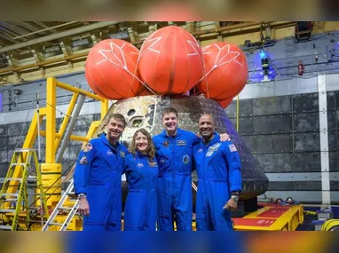 Americanos Reid Wiseman, 50, Victor Glover, 49, Christina Koch, 47, e o canadense Jeremy Hansen, 50