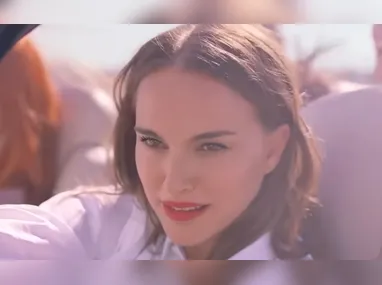 Nascida em Londres, filha de mãe jamaicana e pai inglês, ela começou a traçar seu caminho na música ainda adolescente