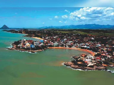 Caixa dágua com cerca de 20 anos colapsou destruindo estruturas