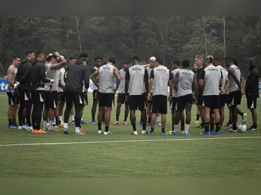 Atacante Neymar durante treino do Santos