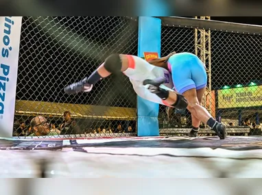 Moise Kean comemora seu gol junto de Francesco Pio Esposito