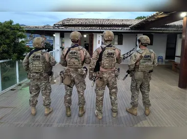 Com o impacto da batida, o motociclista foi lançado e caiu na ciclovia da ponte e morreu no local