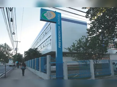 Escola Municipal Adelvani Sysesmundo Ferreira de Azevedo com agentes da Guarda Municipal e da Polícia Militar