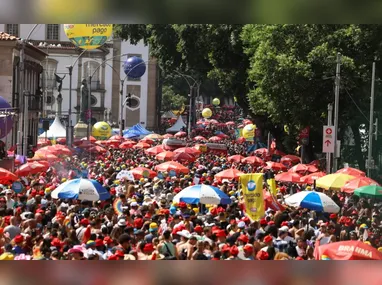 Homem 'voa' em drone durante desfile da Portela no Rio