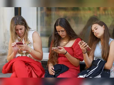 Com o impacto, o automóvel ainda colidiu na faixada de um estabelecimento