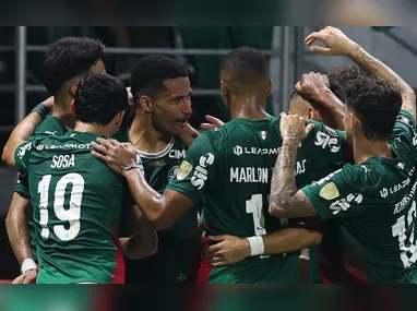 Jogadores do Atlético-MG comemoram gol de Bernard