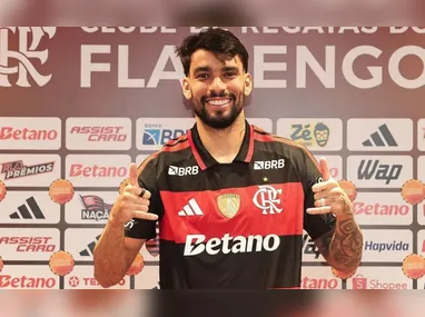 O lance ocorreu no fim do primeiro tempo, mas o cartão vermelho foi aplicado ao atleta rubro-negro apenas antes do reinício da etapa final