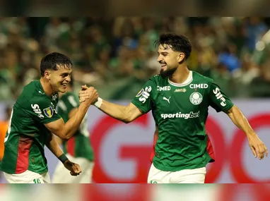 Jogadores do Grêmio festejam com a taça do Gauchão em pleno Beira-Rio