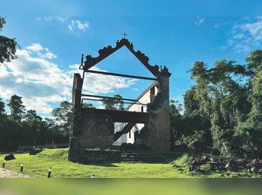 Casa de Pedra, feita pelo artista plástico Neusso Ribeiro, em Jacaraípe, une arte e natureza em galeria a céu aberto