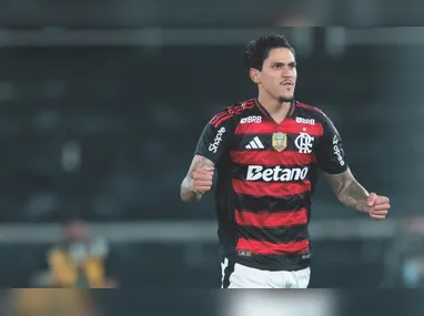 Jogadores de Vitória e Vilavelhense disputam a bola durante jogo-treino