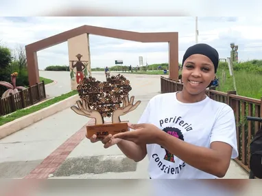 Graziele Malta e Andreas Farias de Faria, exibem peças produzidas em projeto de empoderamento feminino