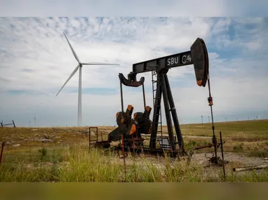 Imagem ilustrativa da imagem Petróleo chega a US$ 120, dispara quase 30% e tem maior preço desde 2022