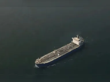 Elevador subiu repentinamente enquanto homem saía